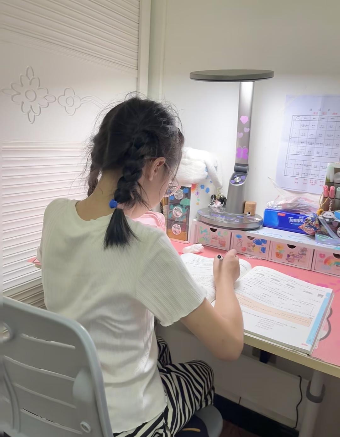 上海浦东一名12岁女孩在初一的时候，因为小学基础不牢，上课时经常走神，常常开小差