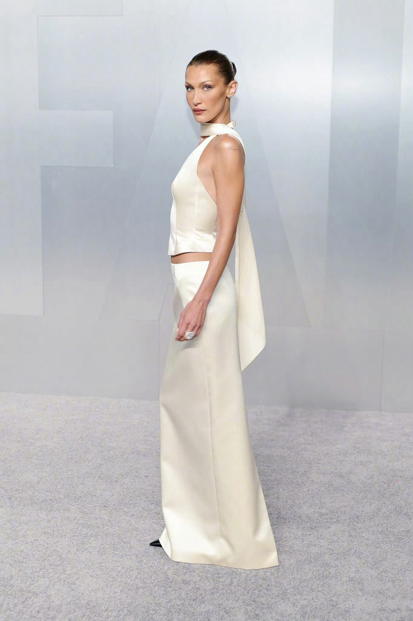 出席VanityFair名利场奥斯卡派对的BellaHadid，拿下了P