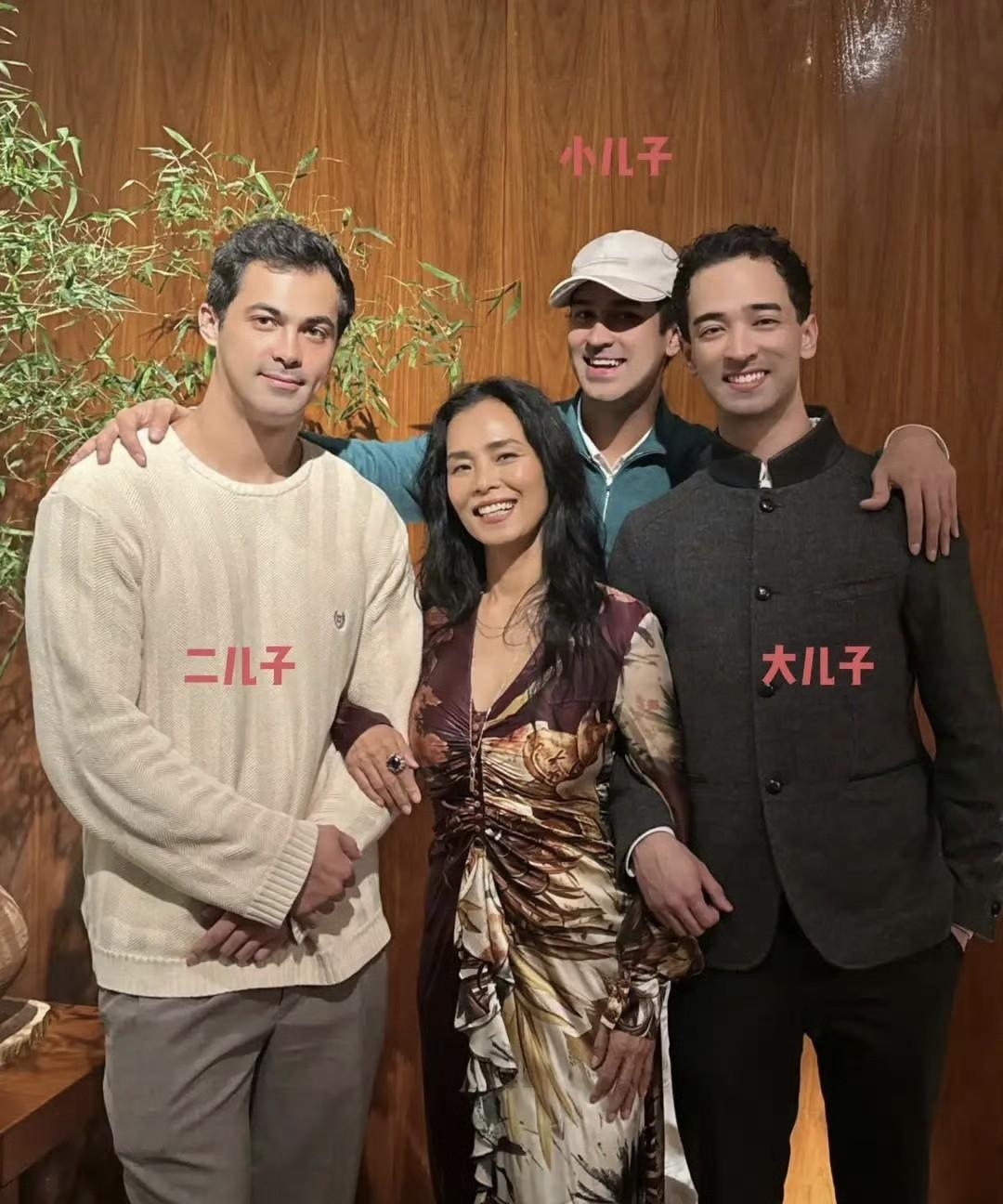 韦唯的三个混血儿子，个个长得高大帅气，韦唯身处三个儿子的包围中，感到特别的幸福。