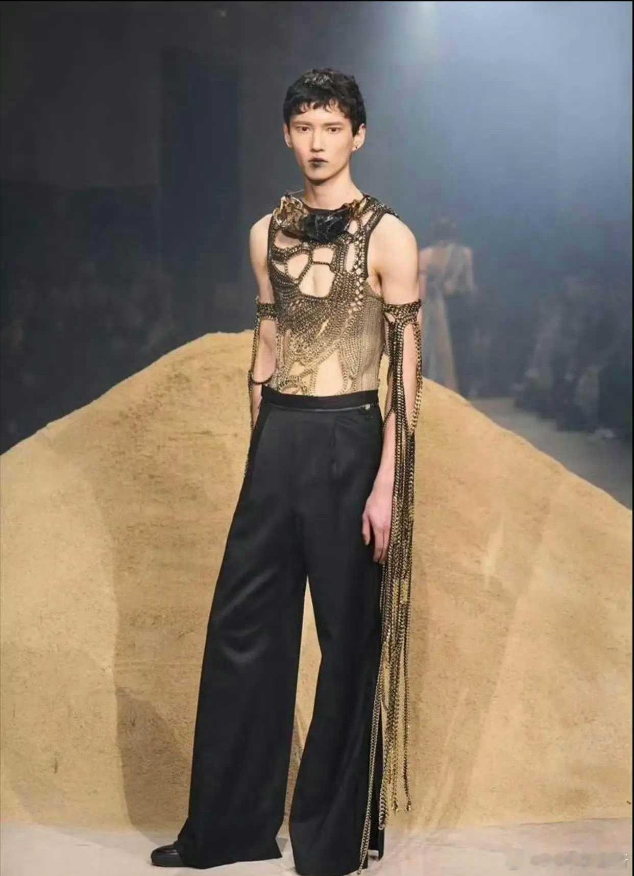 周深还是太保守了，为什么不像模特这么穿啊