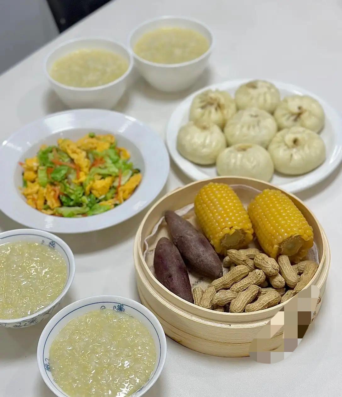 婆婆退休在家闲着没事，我就让她来给我们做做饭。结果今天是她来的第一顿，做的这早餐