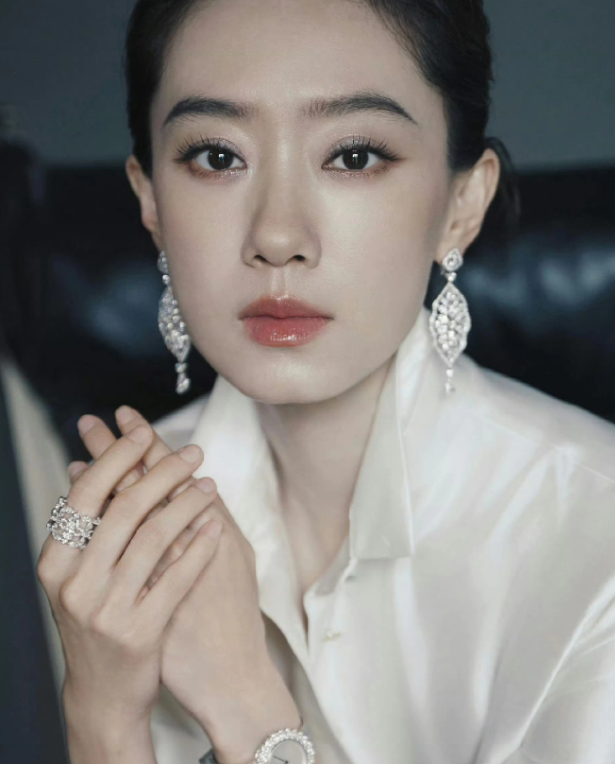 张小斐越来越不对劲了倒不是因为她变好看了而是她越来越自信了，张小斐以主竞赛