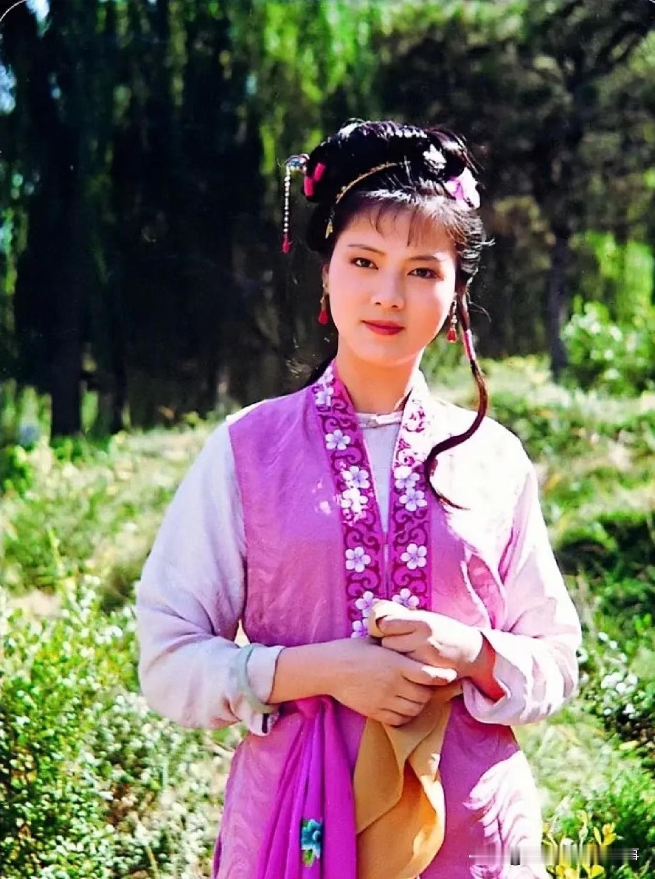 谁不说袭人是荣国府里的“人精”大丫鬟？一边揣着王夫人给的“定心丸”，一边在宝玉跟