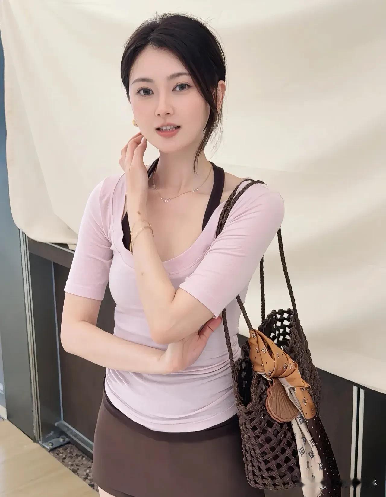 举手投足间，藏着走过的路、读过的书无需刻意，自带光芒是岁月沉淀的从