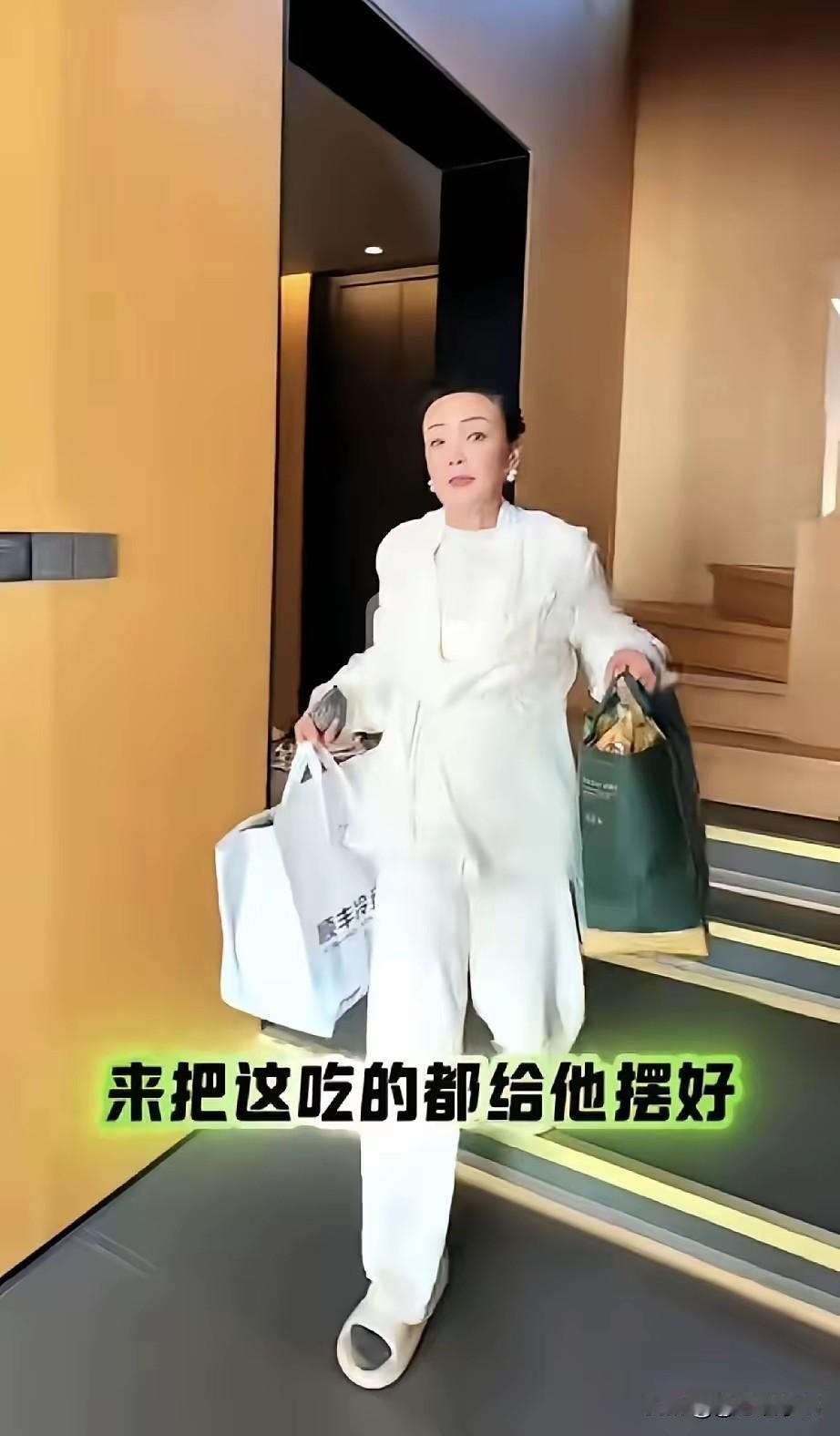 汪小菲的两个孩子，由爸爸接回北京，小杨阿姨回老家休息。筱梅有自己的妈妈照顾，孩子