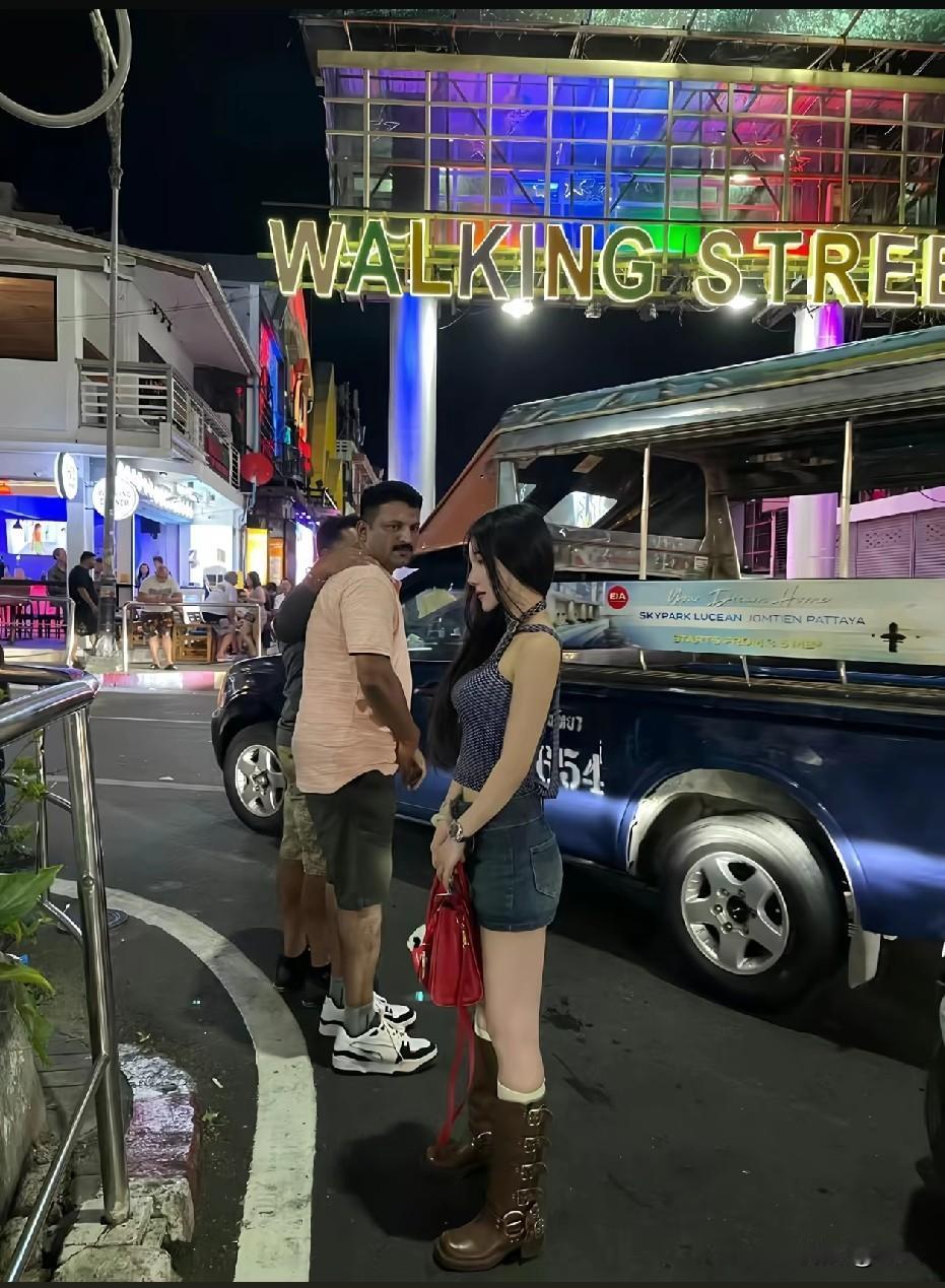 躲远点吧，它眼神不对