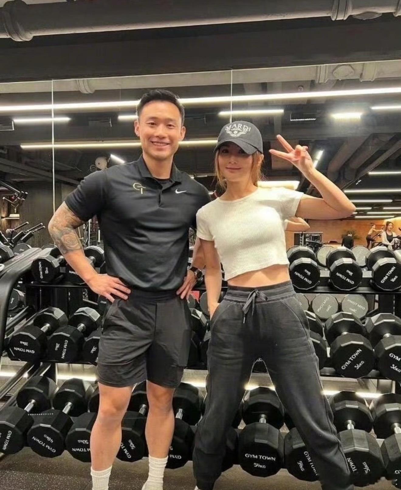 阿Sa否认含泪控诉丈夫阿sa通过经纪人霍汶希辟谣港媒“没哭诉，正在度蜜月！阿娇