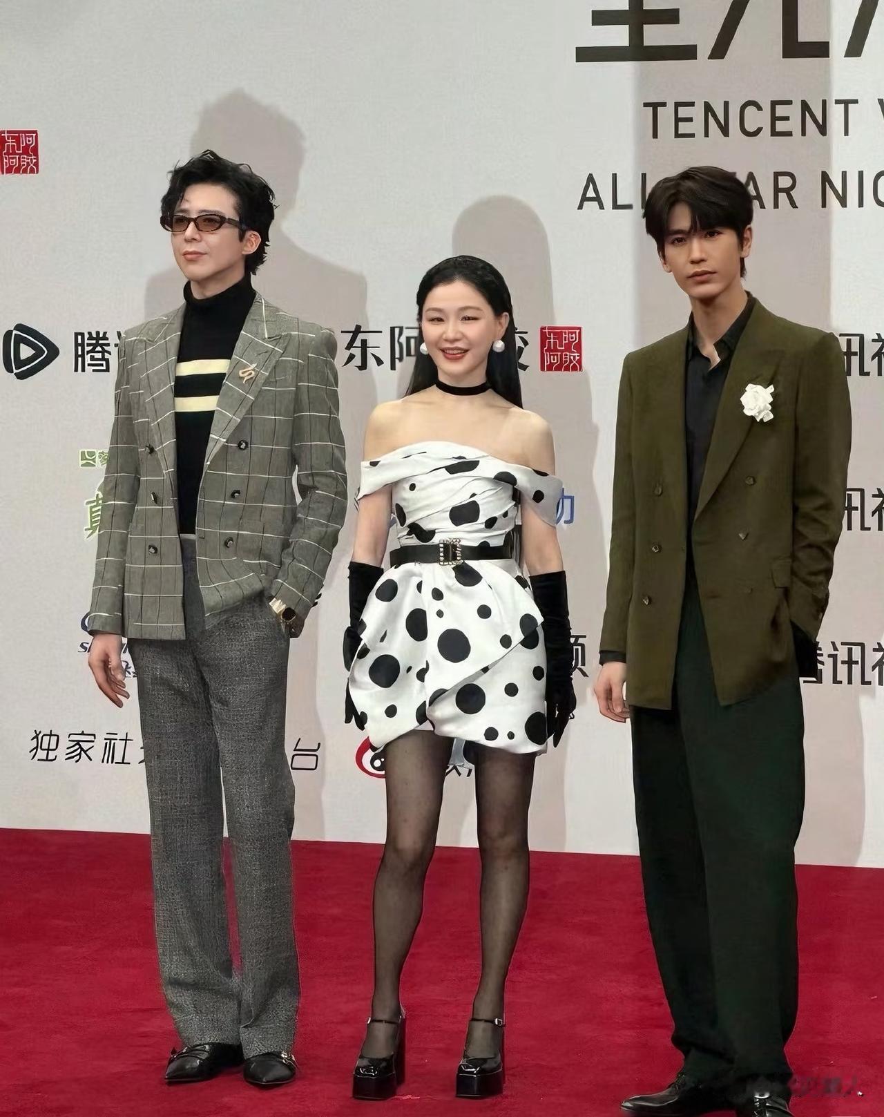 今天才算真真切切感受到金靖的身高！站在190的刘宇宁和188的张凌赫中间，163