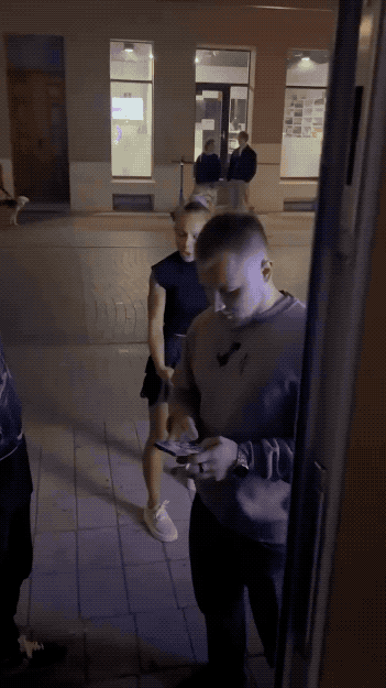 乌克兰男人没尊严：跑到波兰街边闲聊，却被波兰女子当街吐口水侮辱！波兰波兹南市近日