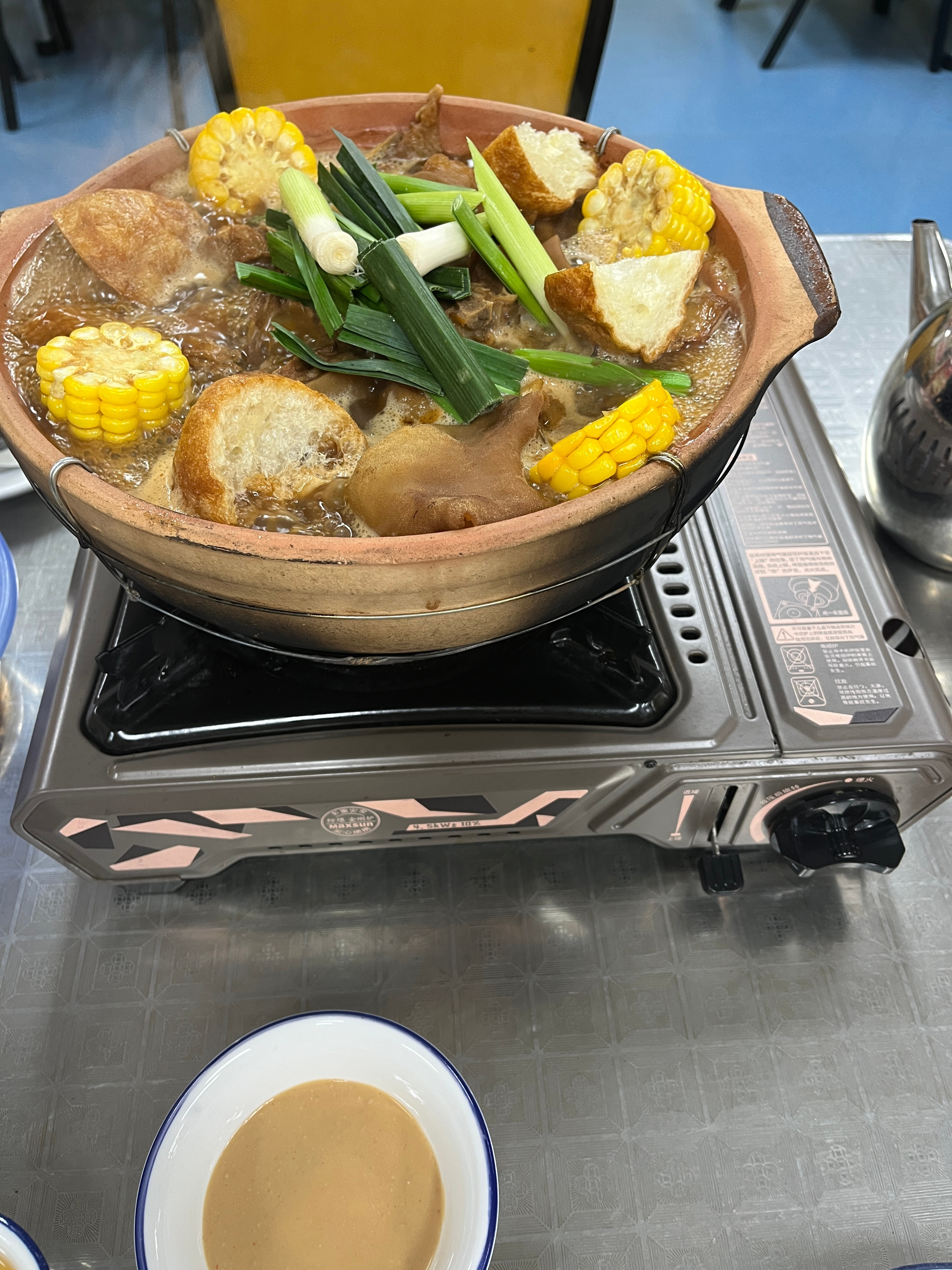 今天就跟过年似的，穿着短袖去搓一顿红焖羊肉开心下