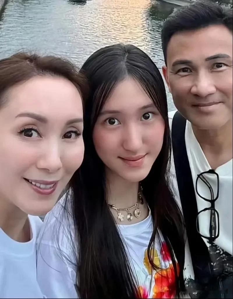 郭可盈婉拒女儿出道，近日报道她15岁的女儿被星探发掘，想签她女儿，力棒出道。郭可