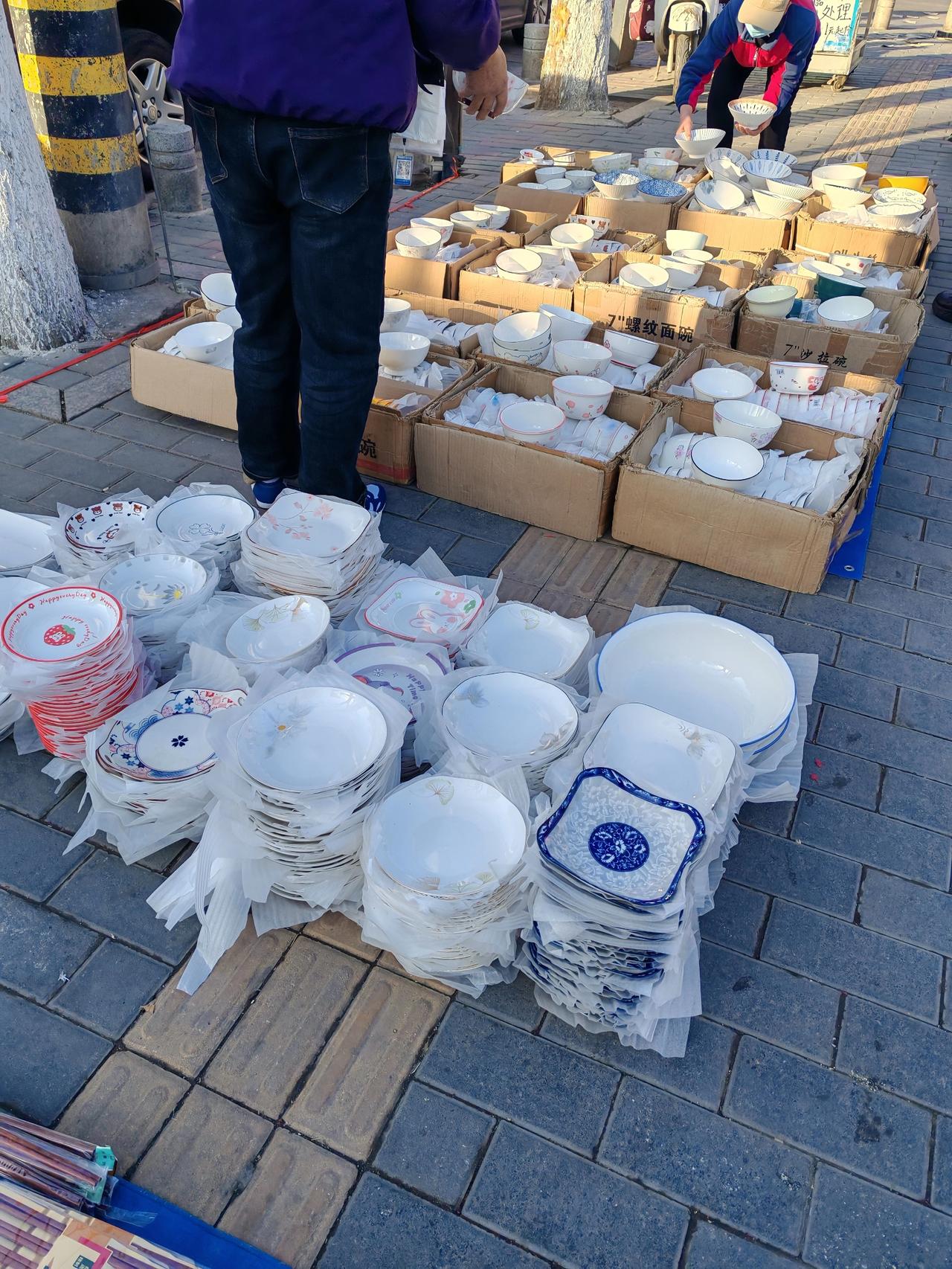 警惕有毒餐具1月8日，陕西西安。腊月21日了，年越来越近，今天我注意到早市买碗