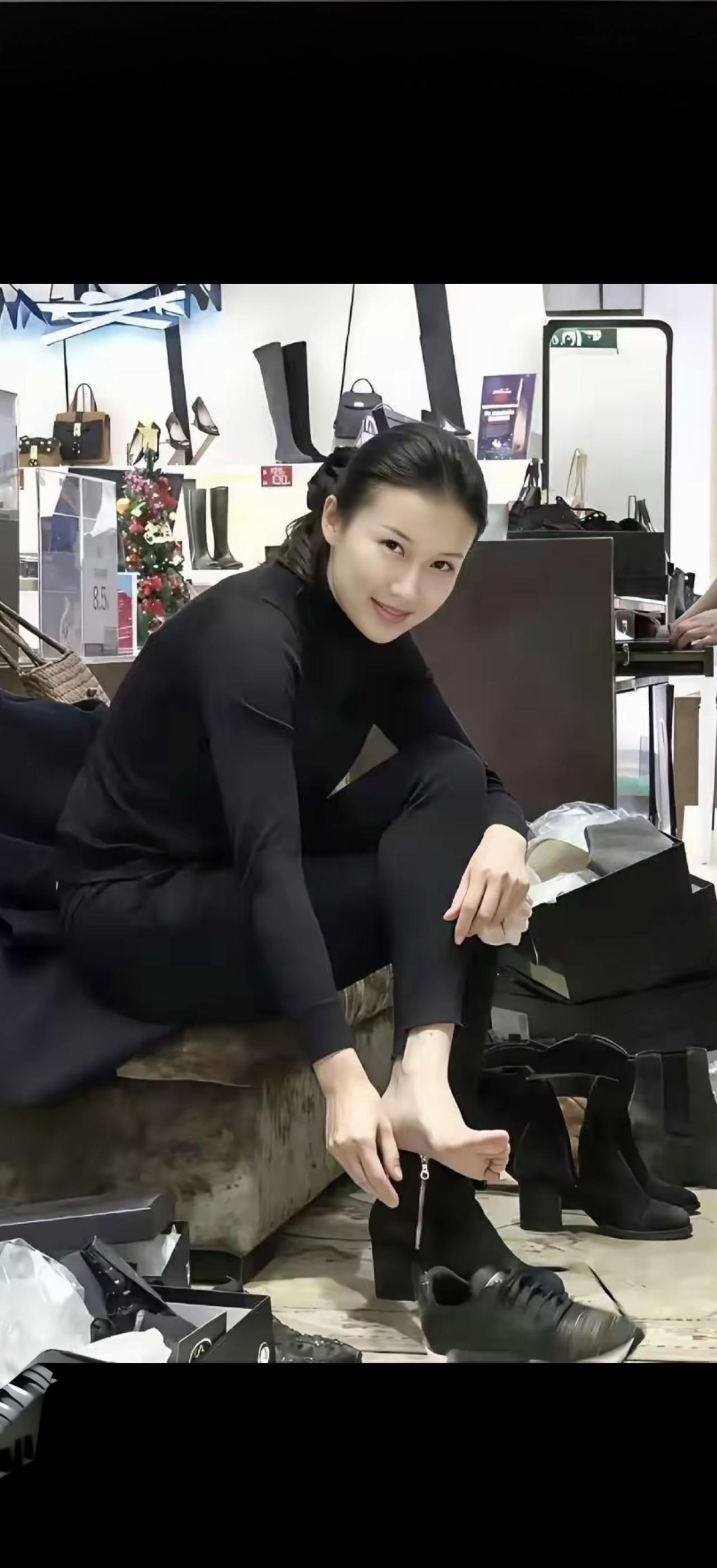试鞋时，她微笑着看着镜头。