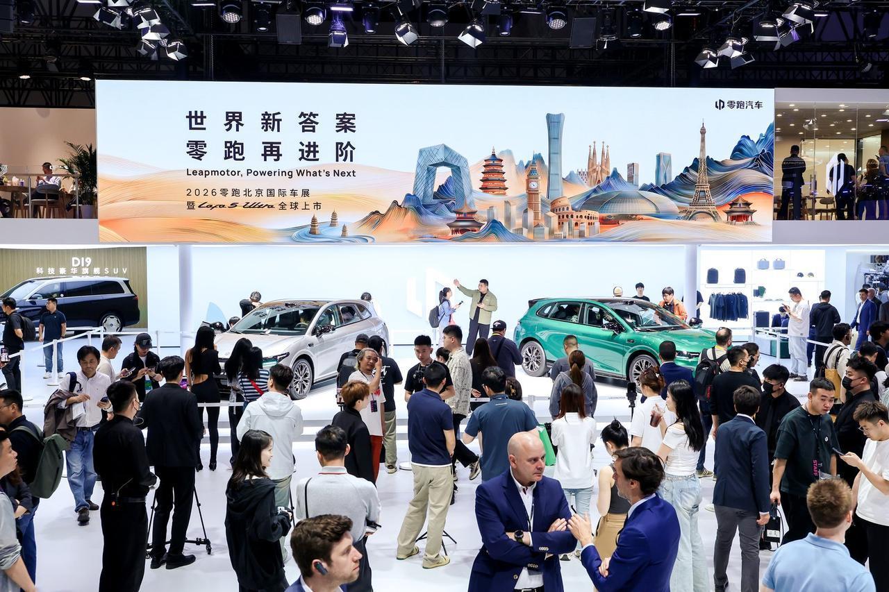 2026北京车展惊现“人气王”！不到12万买满配轿跑，年轻人都疯了！ 今年的