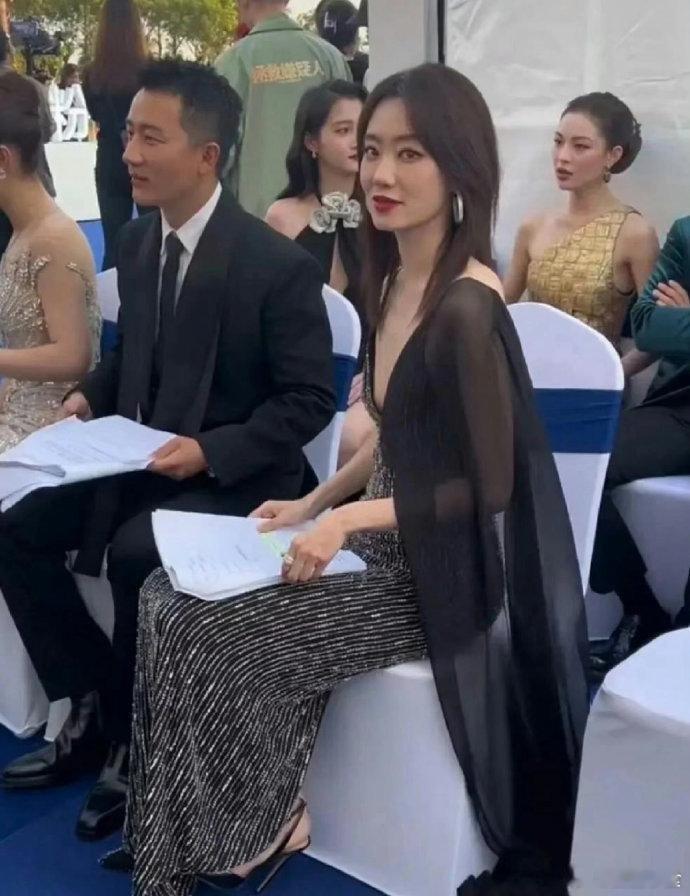 张小斐真的不适合穿低胸礼服，虽然没什么区别吧，但是搞的黄轩都不敢低头，好尴尬​