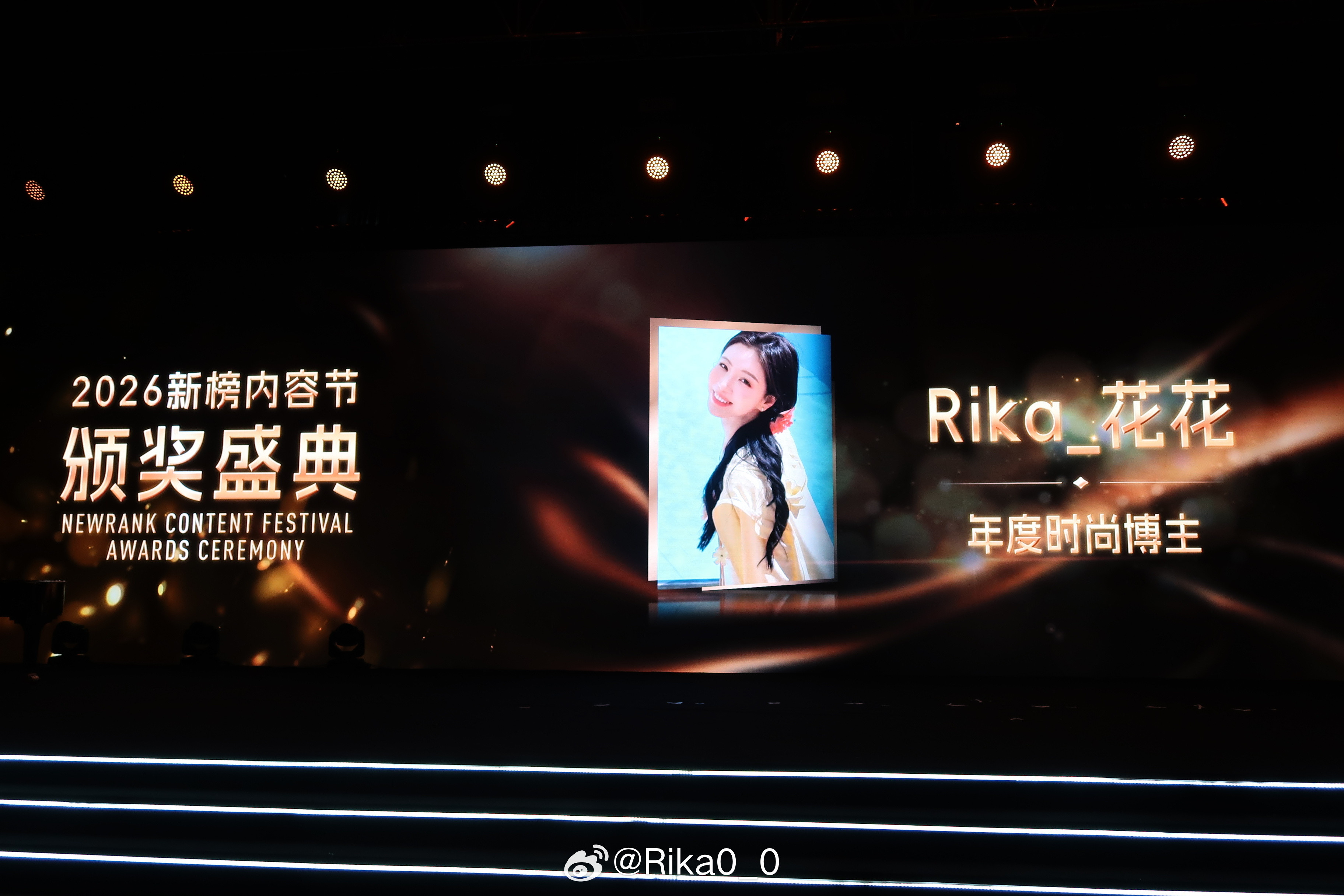 妈妈还挺了不起的吧，35周了还带着你领奖呢🏆孕晚期工作是一天不能拉下美不美各位