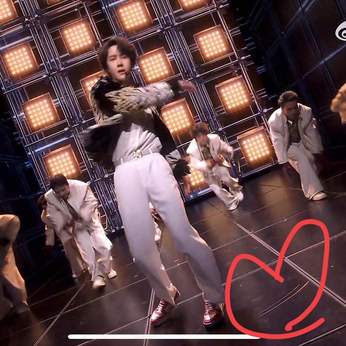 一博：卖力跳还惹祸了，让他赔，让他连续上三十年春晚[大笑]那个可不是地板啊，是可