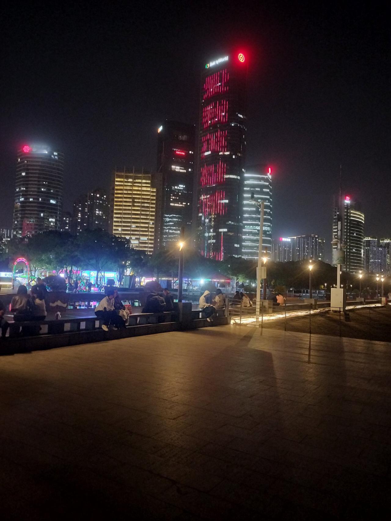 南昌秋水广场夜景今晚到南昌，南昌是江西省的省会城市，我住在红谷滩的酒店，晚上到