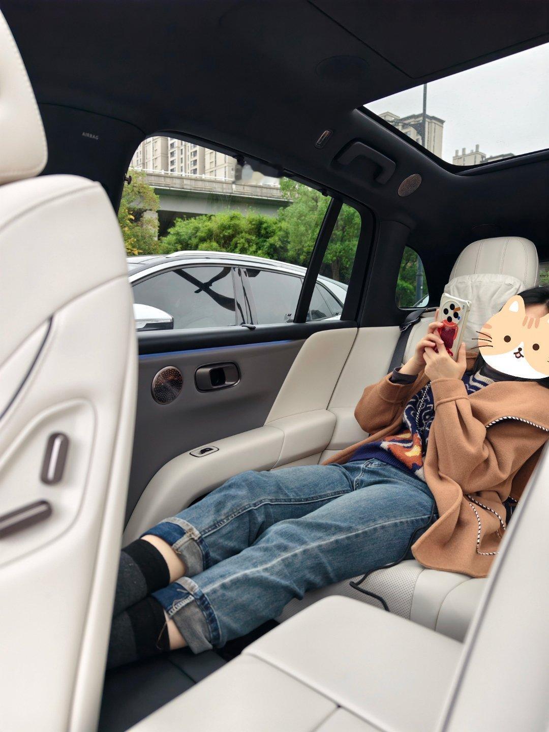 皇后椅的使用概率还是挺大的，送老婆上班路上完全可以用，前排座椅也不会遮挡视野，不