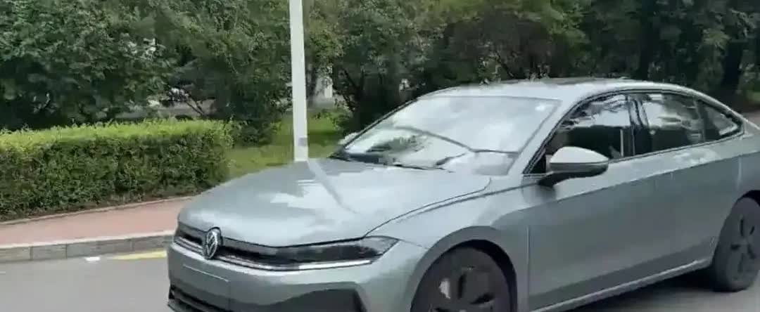 一汽大众新一代速腾上路测试了，这次直接抄了迈腾的后路，尺寸大副升级超过了4.8米