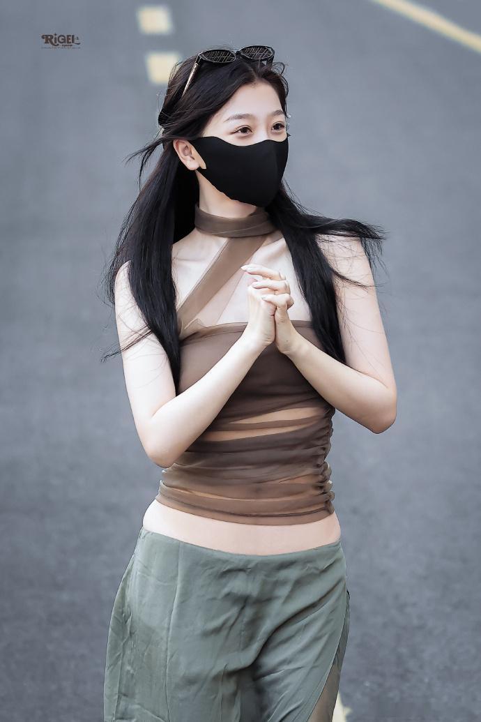 欣欣子的私服穿搭又出圈了，每套look都好米，谁家的美萌小女孩呀~虞书欣全世界