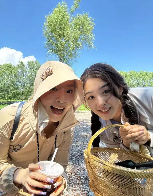 王菊晒与张含韵一起采蘑菇的合照，还形容俩人是“采蘑菇的小姑娘”。​​​