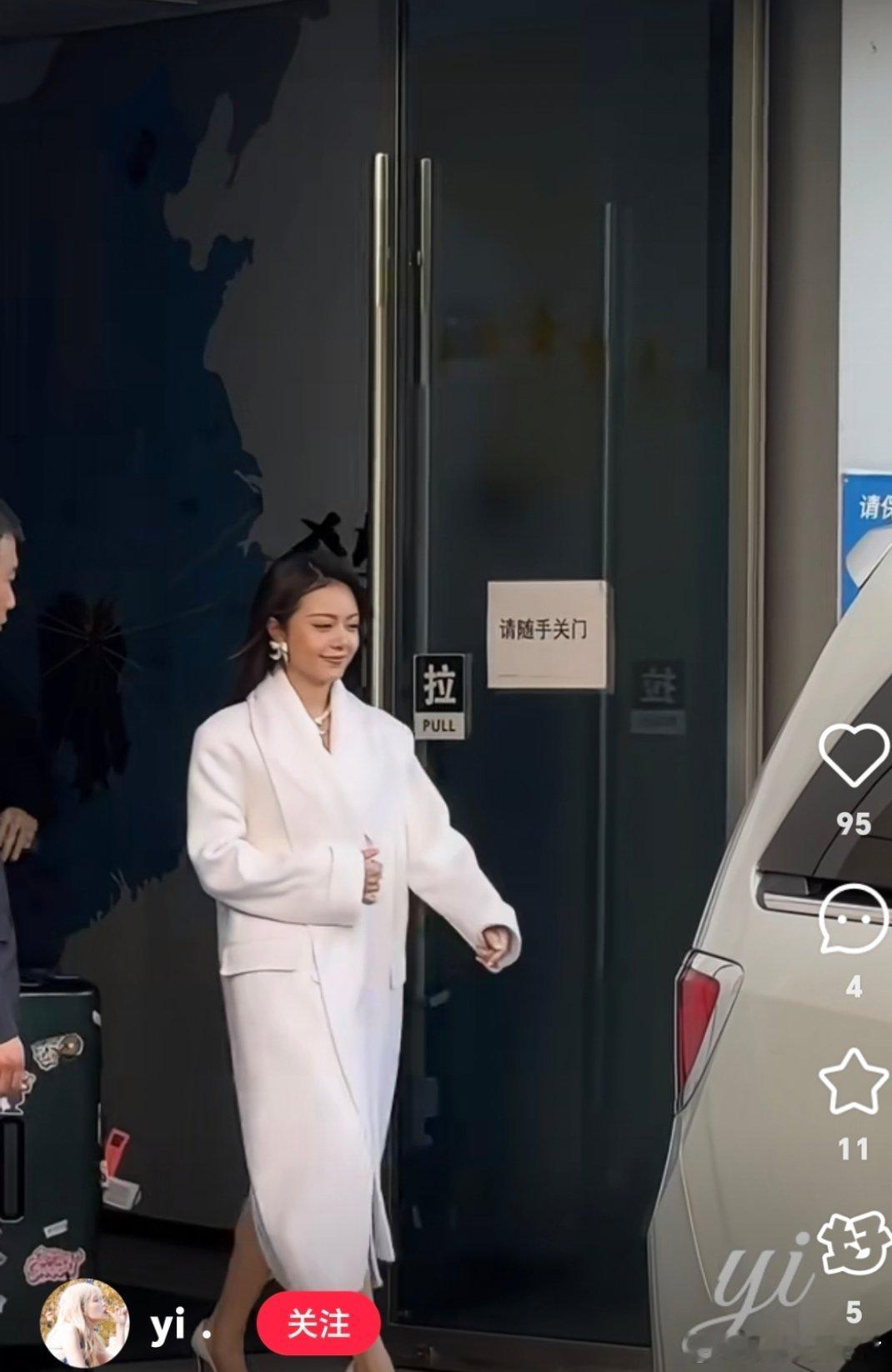 穿的啥玩意啊？好土的服装，这次我支持赵今麦粉丝的维权，比起别的00花这个造型真该