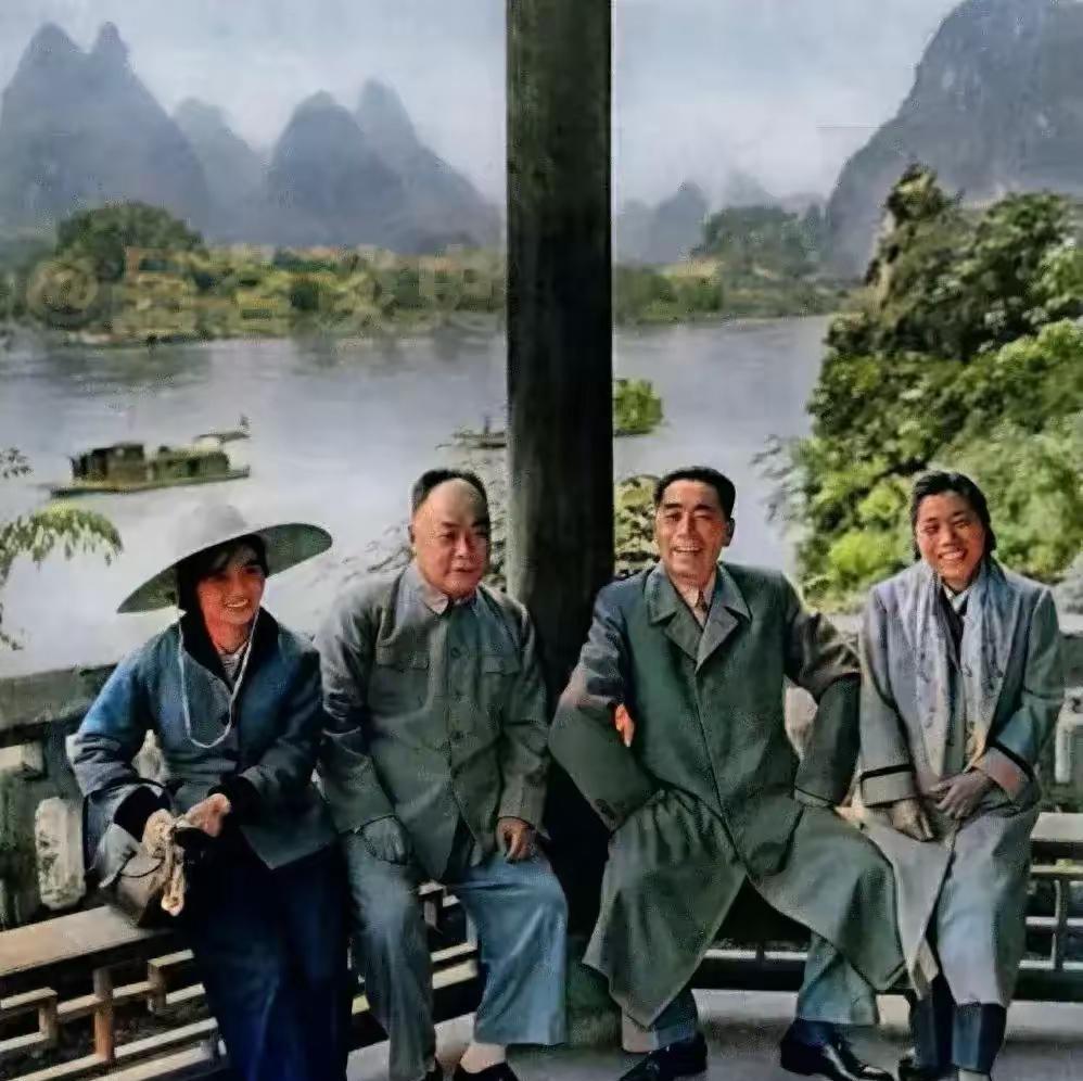 1960年夏季，周恩来邓颖超和陈毅张茜一起来到桂林，4人同框合影。张茜戴着大遮