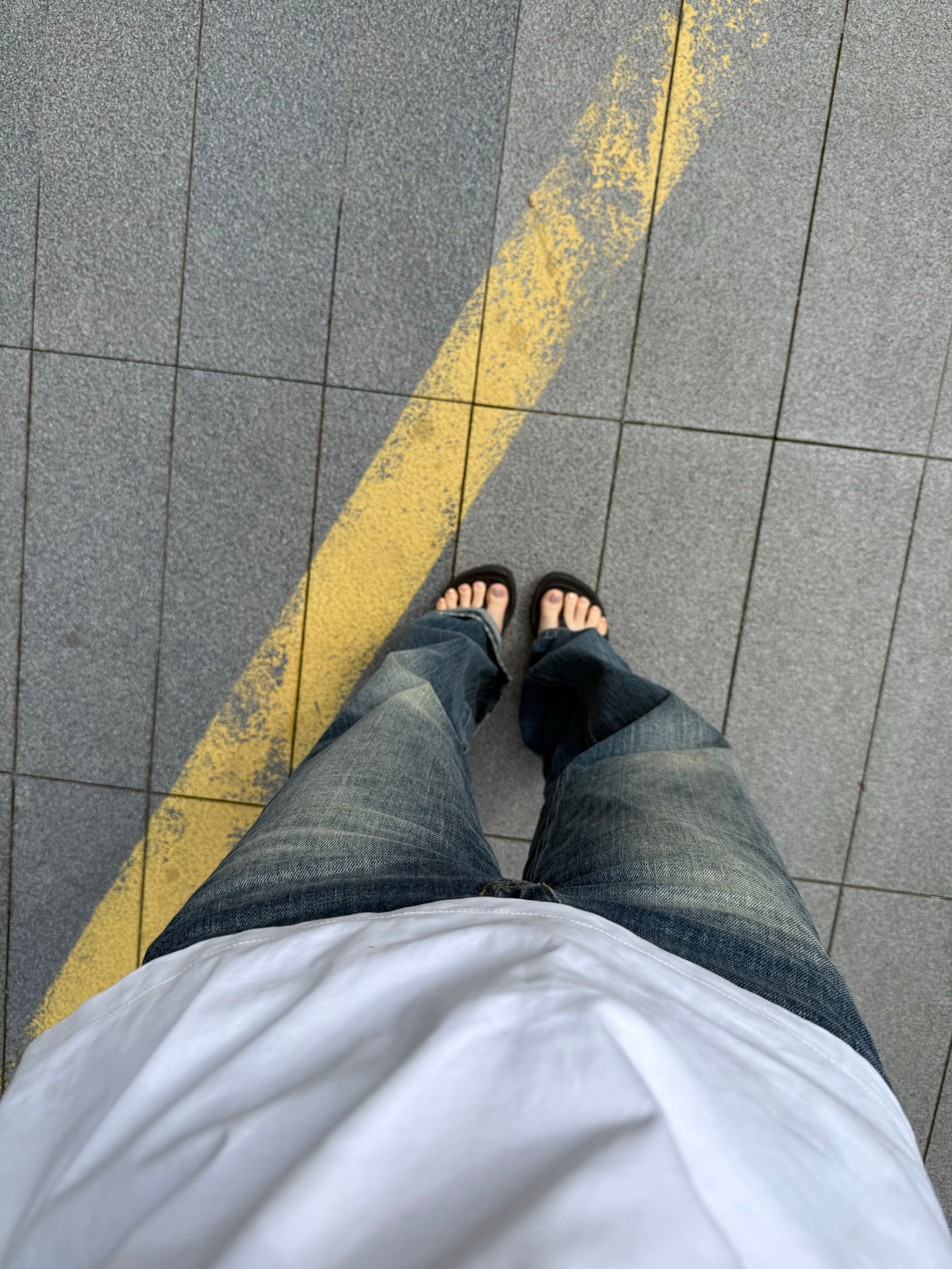人字拖穿上瘾了！没有买别的鞋子的必要了好像每天都只穿这一双​​​