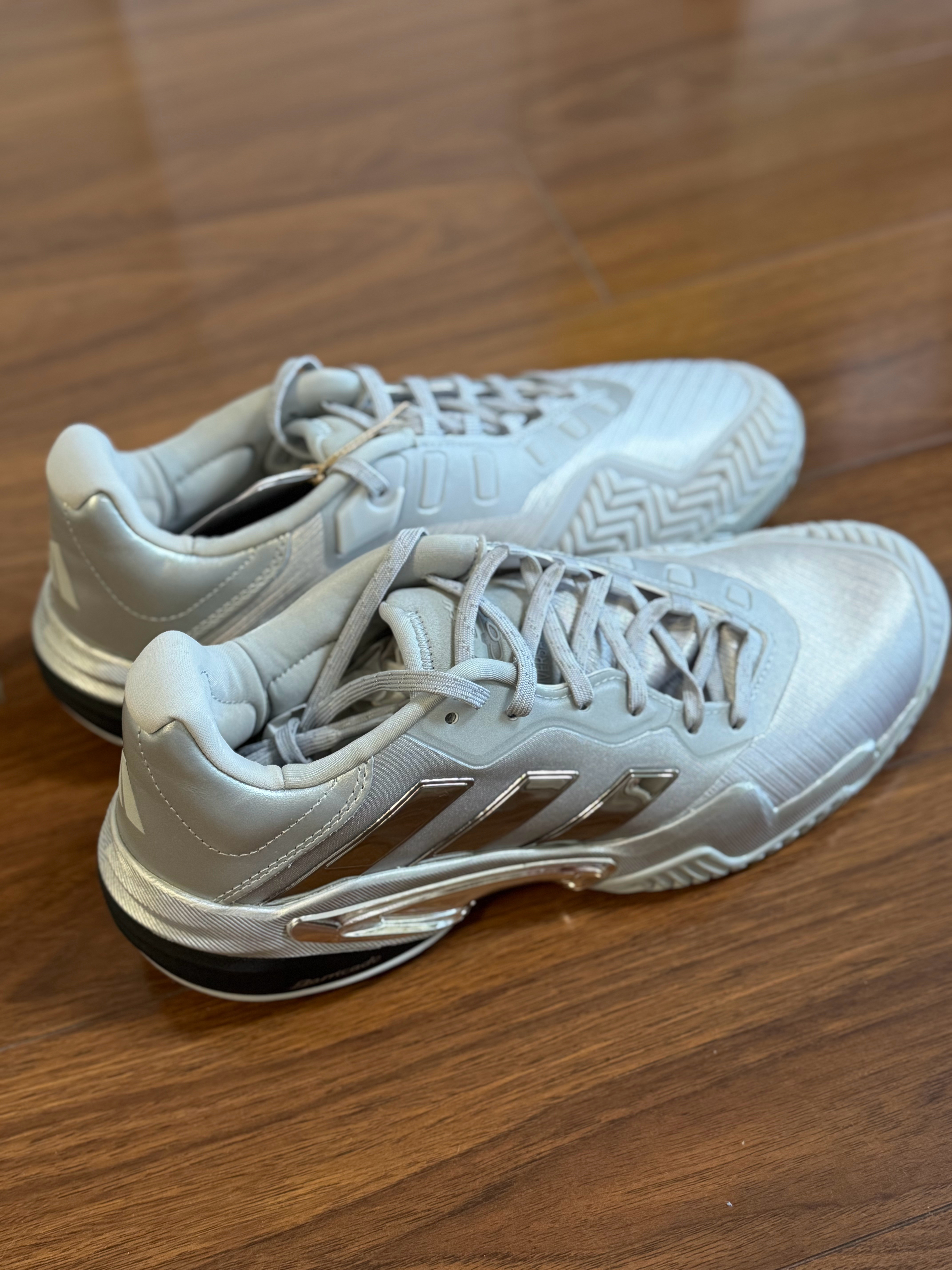 感谢Adidas寄来的barricade25周年限定款网球鞋，设计很有科技感，