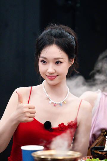 果然管乐和张小碗这么快红起来是有原因的！原来两个人早就各自在圈内找到了靠山。一个