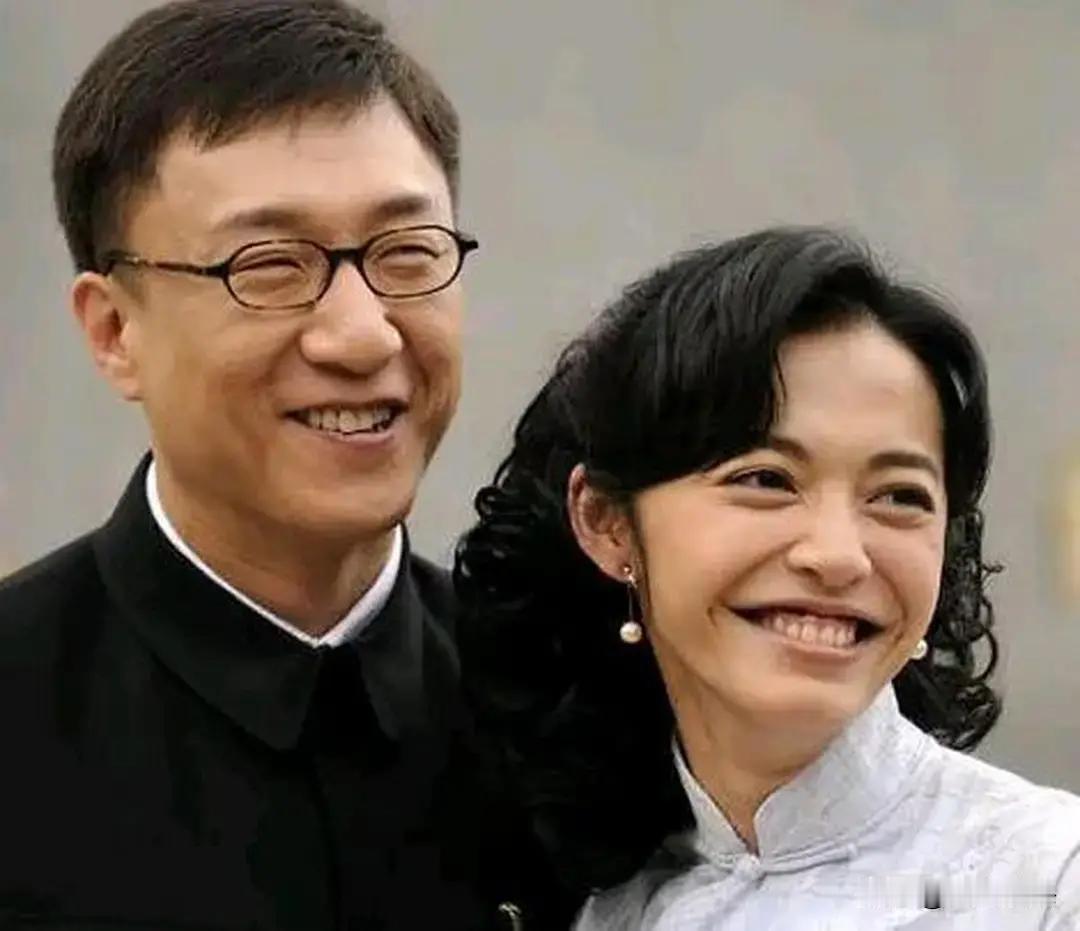 2008年，在拍摄《潜伏》时，孙红雷觉得姚晨演得不好，大骂姚晨是榆木脑袋，脑袋进水了。姚晨一听这话就