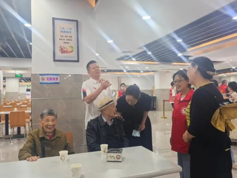 97岁老人在荣昌政府食堂用餐，万区长亲自上前进行服务！近日有一名97岁的老人