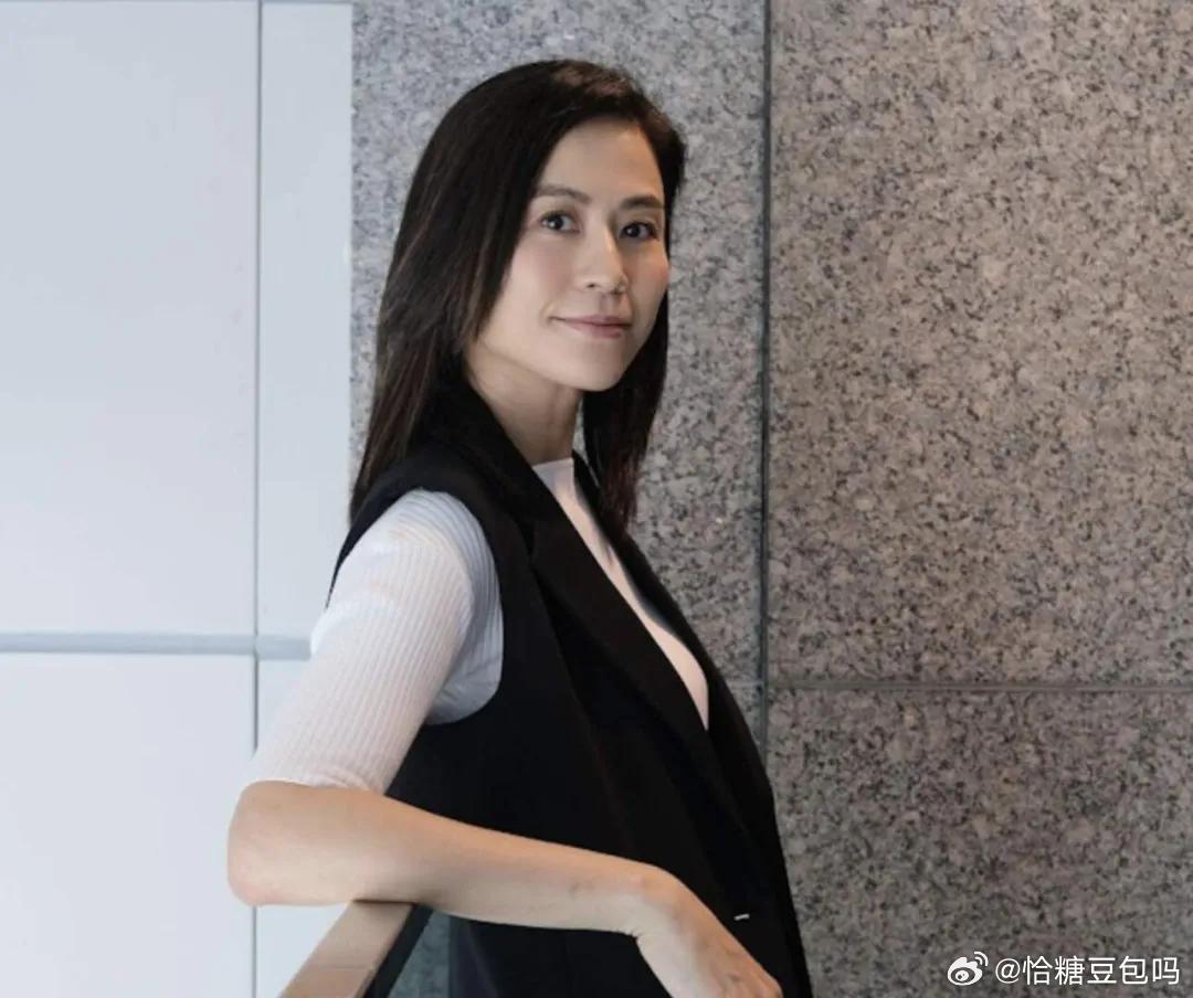 网友翻出宣萱早年质问TVB高层的片段，刚入行两年的她就敢当众问为什么总重用歌