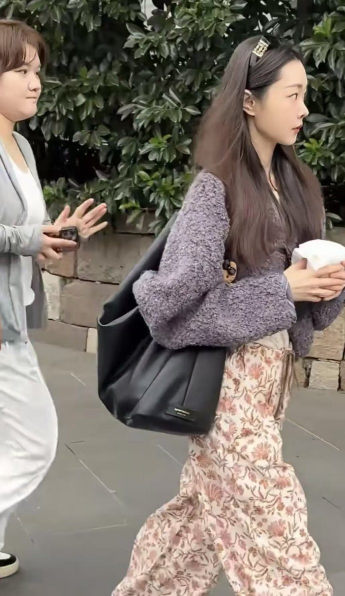 网友在乌镇碰到宋轶，她穿大花裤气质绝了，这身材脸蛋穿麻袋都美翻