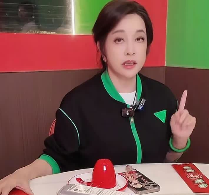 总感觉刘晓庆不对劲，她都74岁了，老年斑、皮肤松弛、白头发、走路