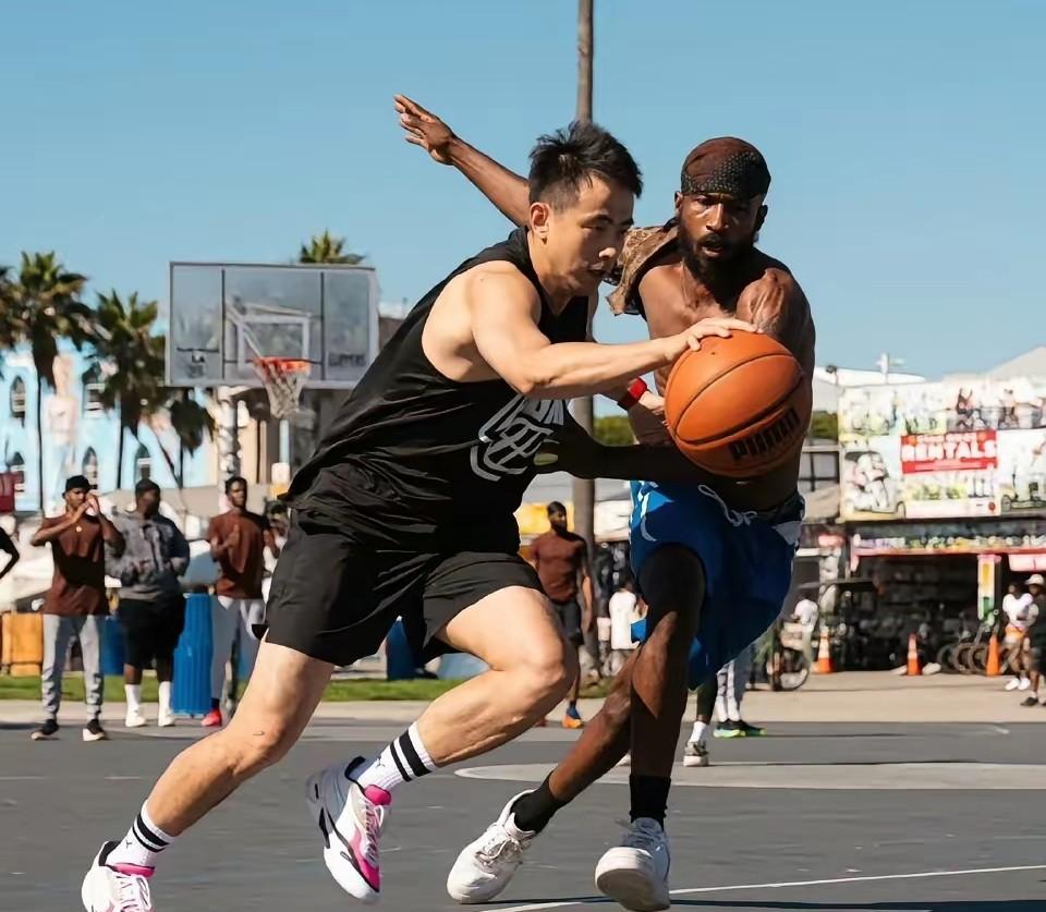 亚洲魔术师征服美国野球场！赵继伟用鬼魅传球打脸质疑者，NBA名宿盛赞：他的大脑快过NBA后卫！