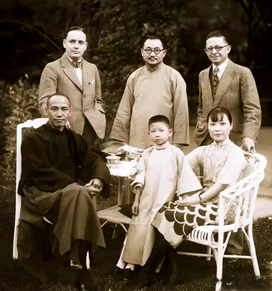 这便是蒋中正与宋美龄年轻时的真实模样，这并非演员所扮演的，确是货真价实的本人，外