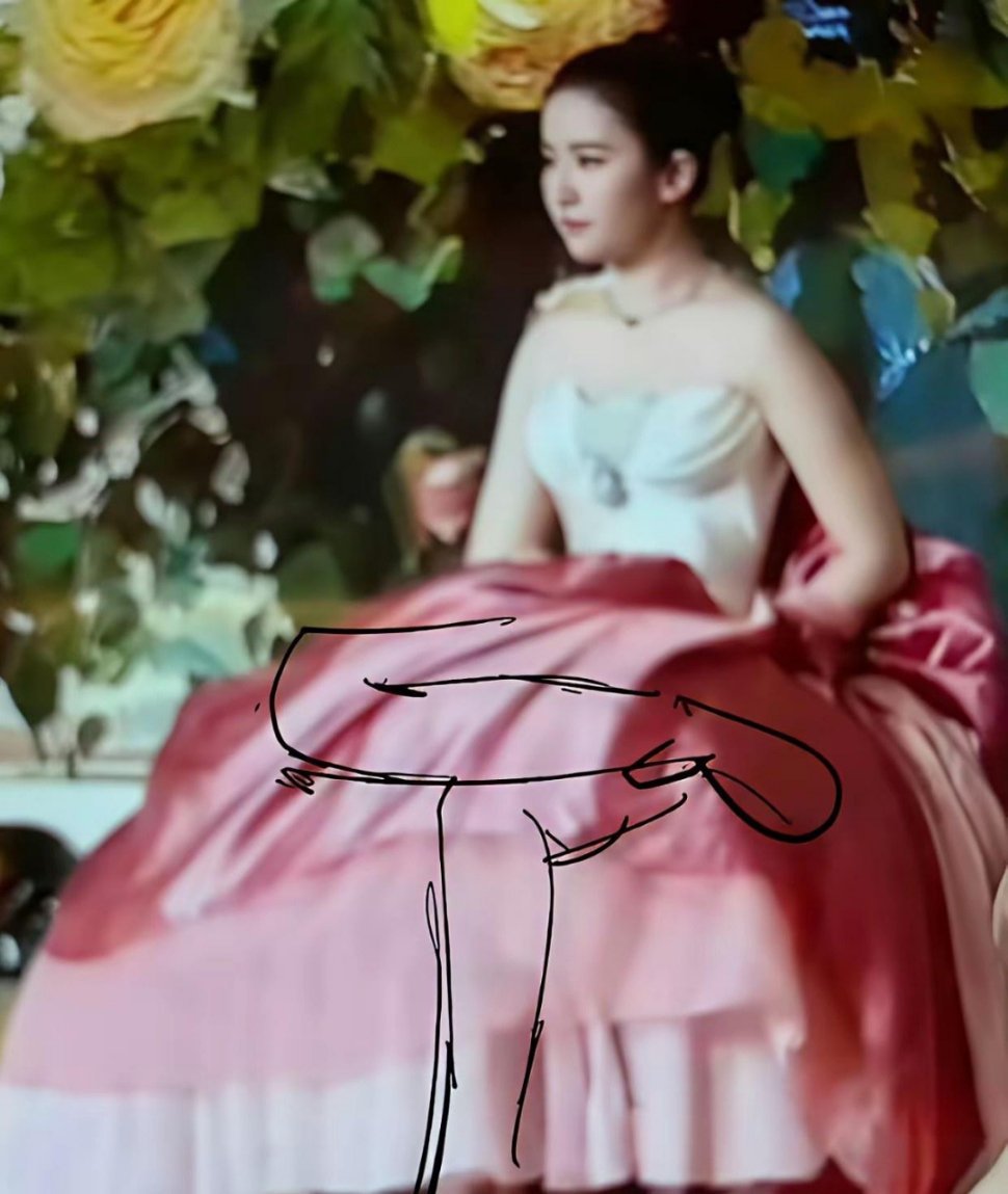 幸好有裙子挡住，不然刘亦菲不敢这样盘腿坐了