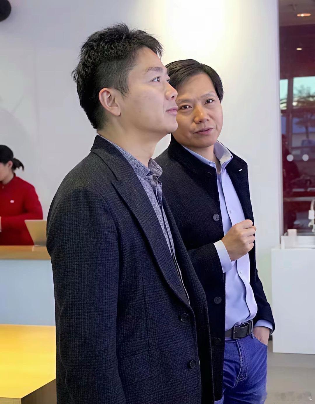 谁能想到，当年在灾区蹲帐篷的男人，后来创建了万亿规模的京东！2008年，刘强东还