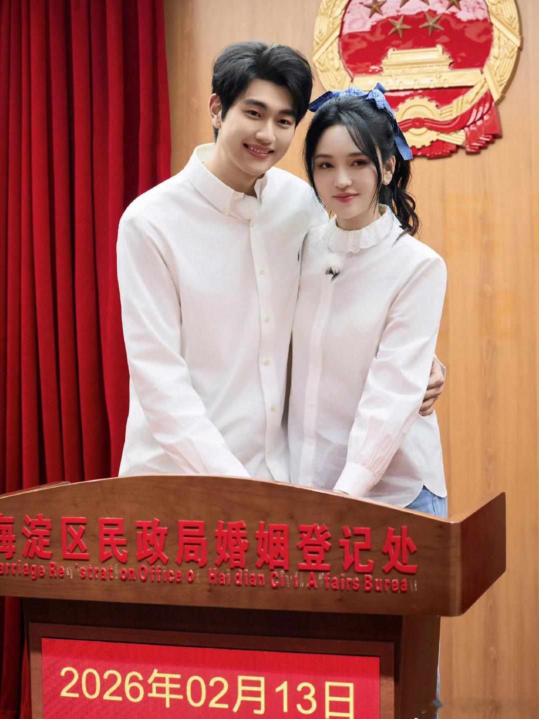 孙丞潇陪金莎逛街帮老婆拎袋子从逛街采购到返程出行，孙丞潇事事贴心包办，务实的细