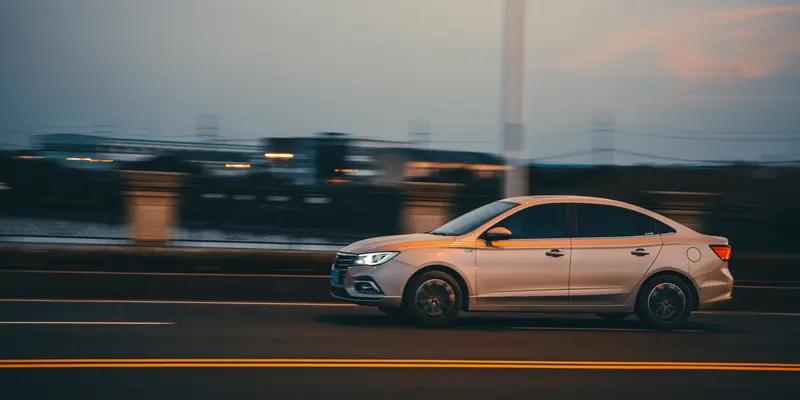 荣威i5是一款值得考虑的家用轿车。外观上，它年轻动感，4676x1838x149