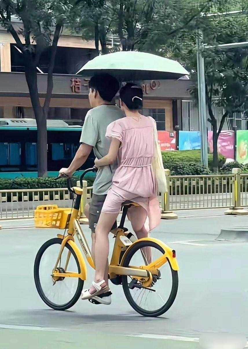 在马路上，居然看到两个情侣共骑一辆共享单车！我也是醉了，这是大白天啊，他们这样不