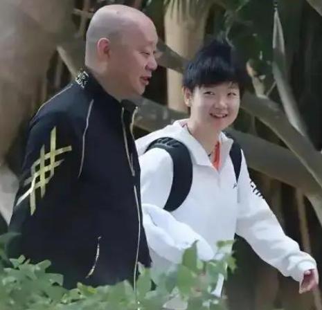 孙颖莎美国大满贯丢冠被黑，恩师杨广弟看不下去了，亲自下场。近日，莎莎在美国大