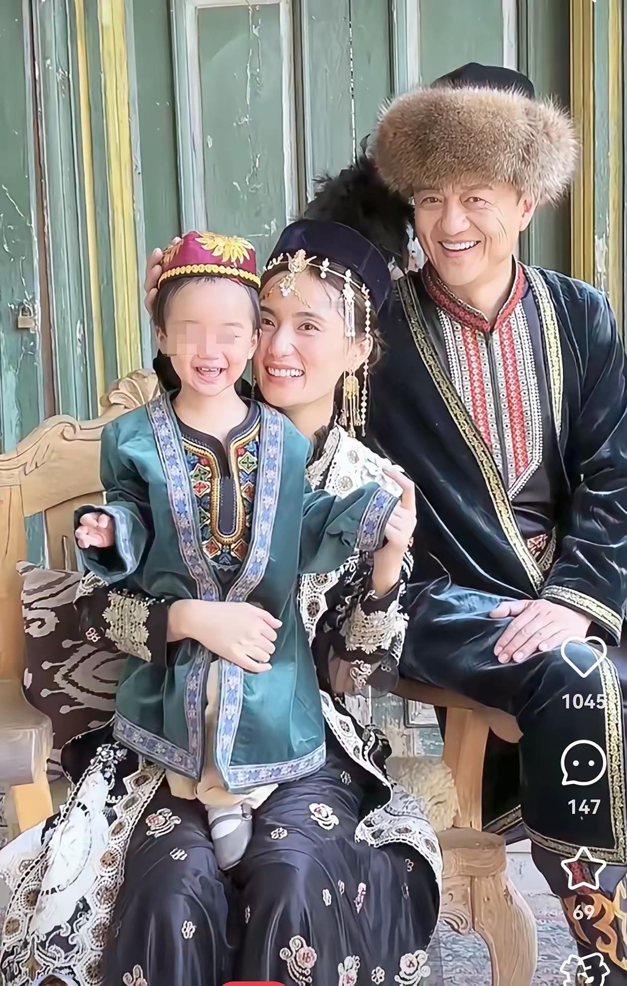 我跟我妈说：李亚鹏跟跟海金哈喜离婚了！​我妈突然恶狠狠地看了我一眼​语气很严