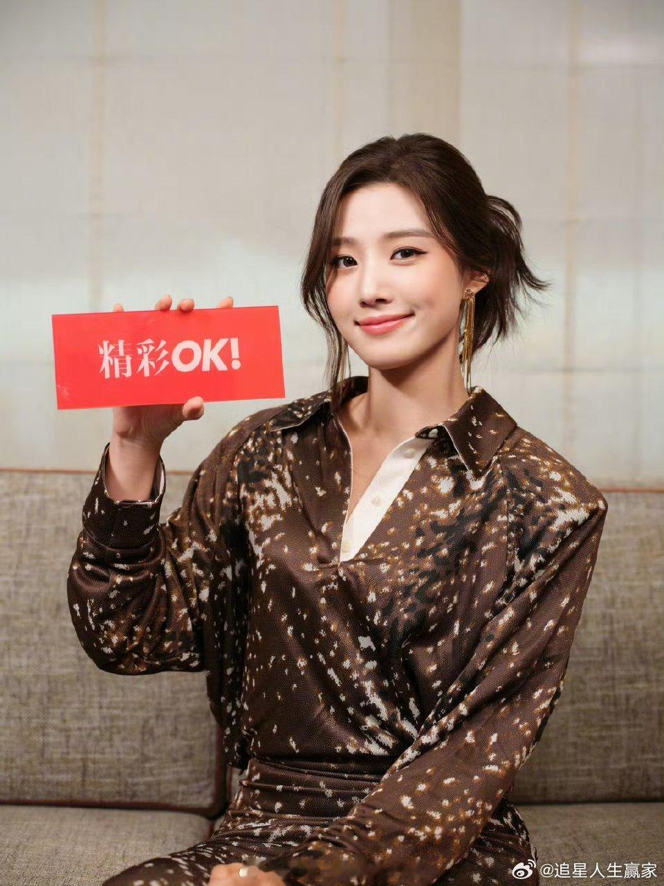 不太理解卢昱晓最近的造型，都是往老气了整。美女也不能这样摧残啊工作室出来挨打