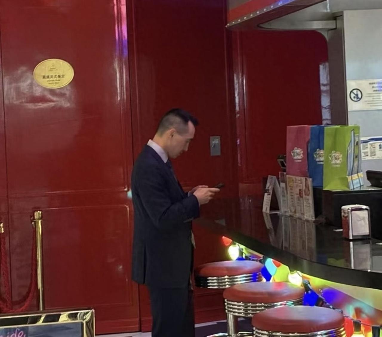 何猷龙商场买快餐保镖成排，这波操作是低调还是“壕”无人性？赌王家族又爆猛料！二