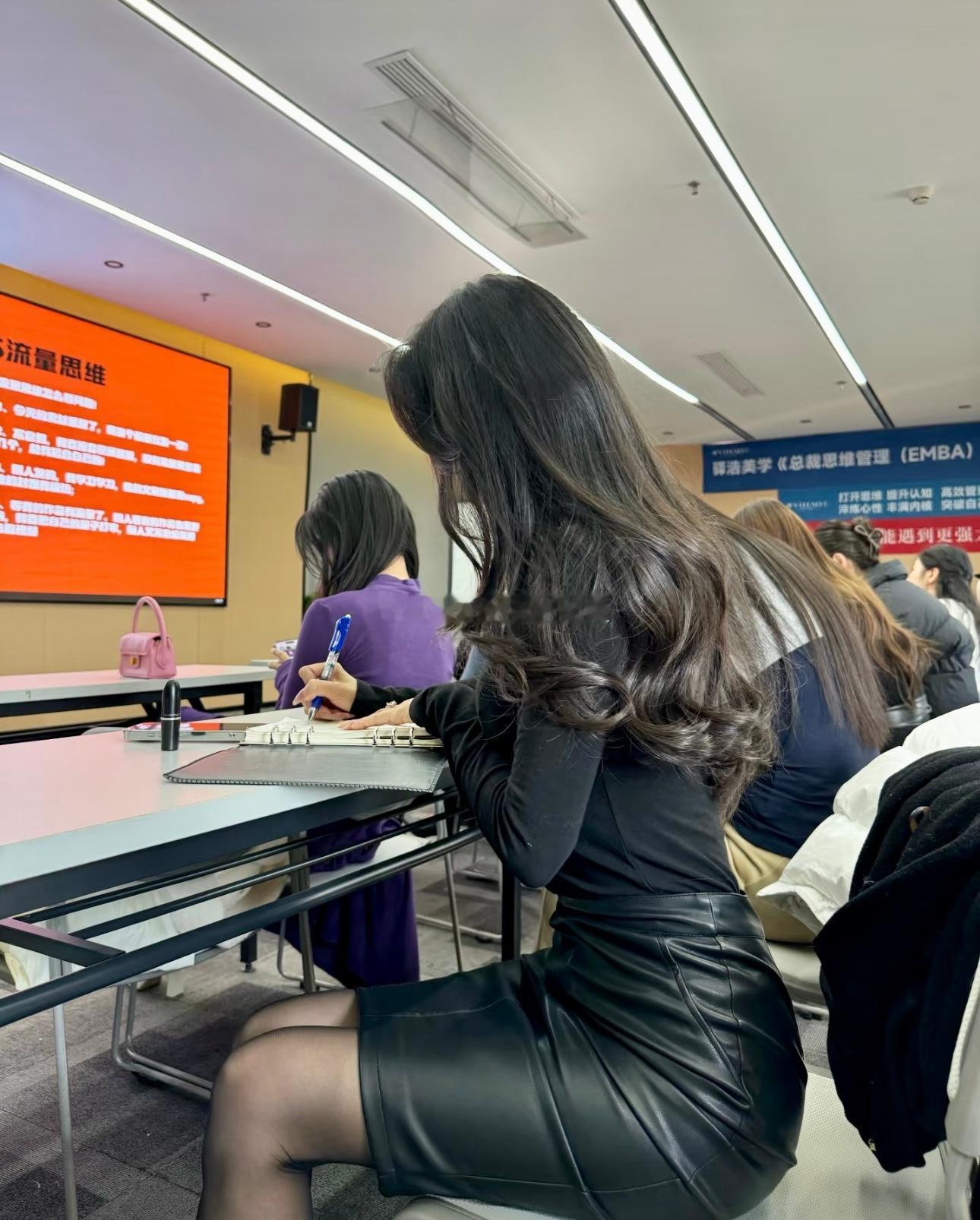来来来上课了，是你同桌的女同学​​​