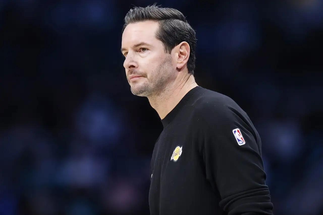 湖人此刻无比怀念詹姆斯！在对阵雷霆的比赛里，湖人以92比121大比分输给雷霆！湖