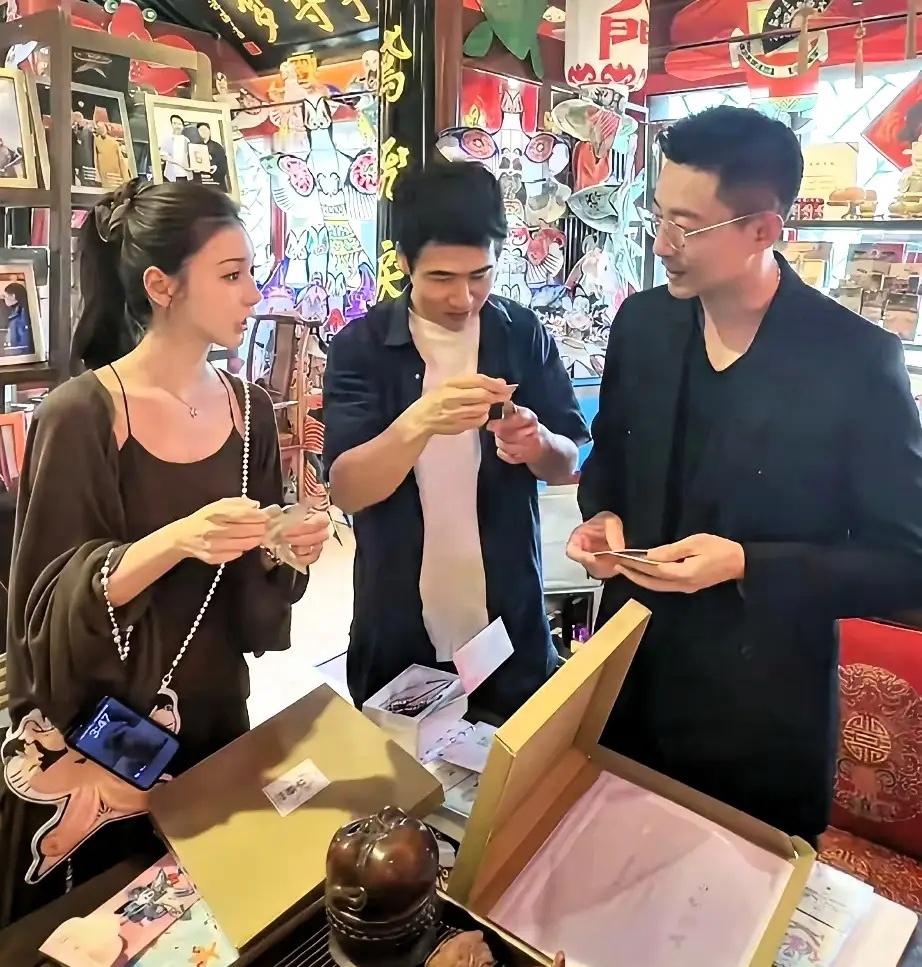 汪小菲带小儿子郊游，推着婴儿车，还有太太马筱梅，一家人去大观园玩！不得不说，马筱